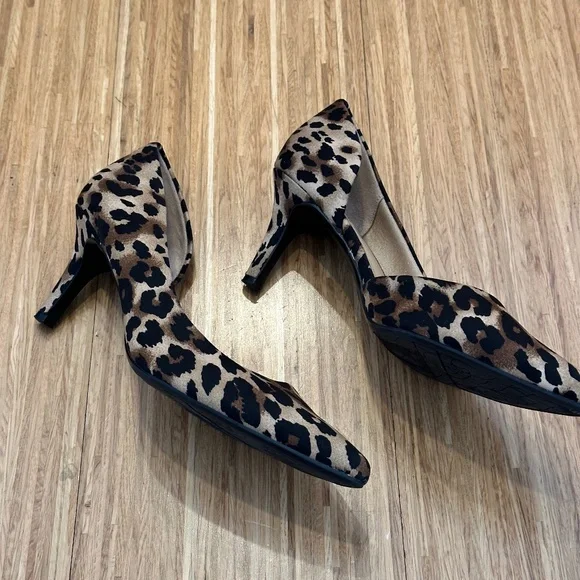 Leopard Heels | Pointy Toe | 8.5 M - Picture 3 of 5